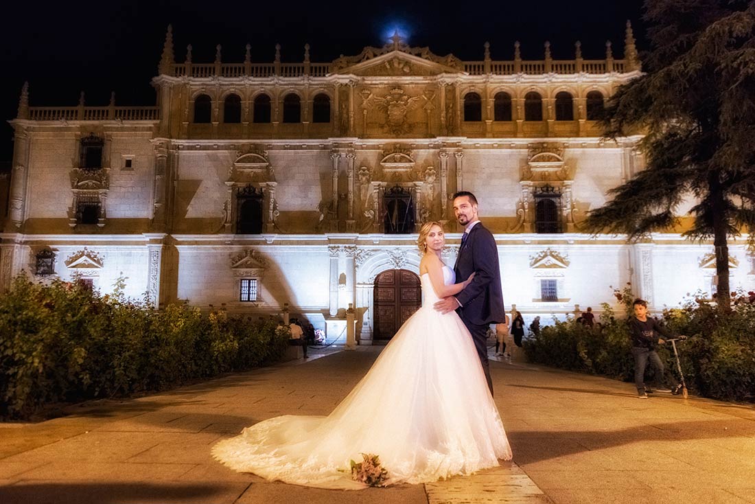 Las fotos de una boda por la noche requieren de fotógrafos con gran experiencia
